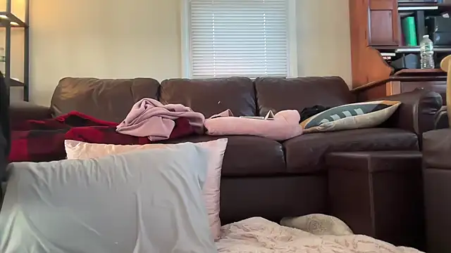 Snapshot of SpaceCowWhore chatting on October 1, 12:11 pm SpaceCowWhore online show from October 1, 12:11 pm