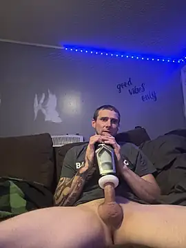 Snapshot of Stillhard8925 chatting on October 24, 6:37 pm Stillhard8925 online show from October 24, 6:37 pm