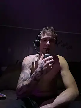 Snapshot of Stillhard8925 chatting on December 22, 8:22 am Stillhard8925 online show from December 22, 8:22 am