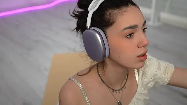 Snapshot of mystica_ chatting on March 15, 10:35 am mystica online show from March 15, 10:35 am