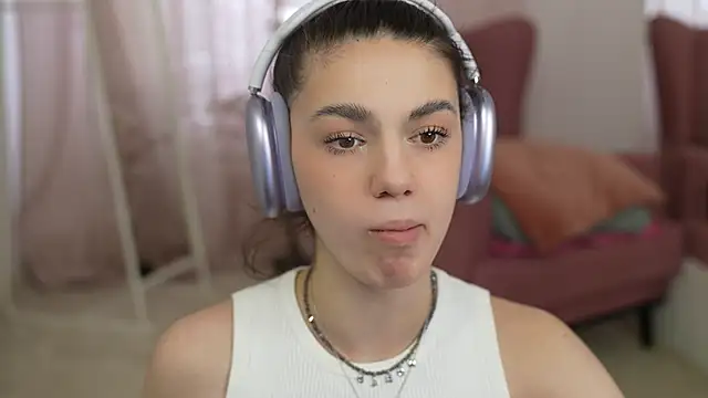 Snapshot of mystica_ chatting on March 17, 7:02 am mystica online show from March 17, 7:02 am