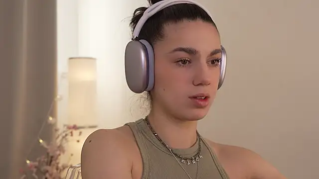 Snapshot of mystica_ chatting on March 19, 7:07 am mystica online show from March 19, 7:07 am