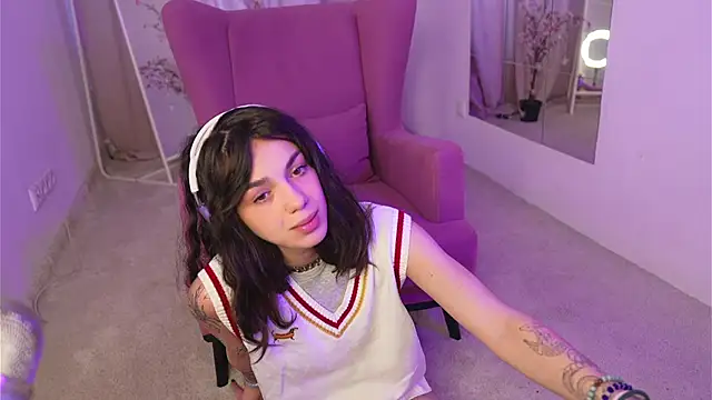 Snapshot of mystica_ chatting on September 19, 7:21 am mystica online show from September 19, 7:21 am