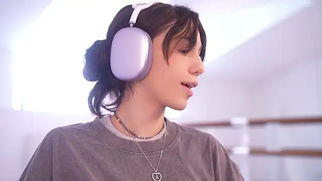 Snapshot of mystica_ chatting on October 1, 7:36 am mystica online show from October 1, 7:36 am