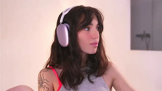 Snapshot of mystica_ chatting on October 7, 9:17 am mystica online show from October 7, 9:17 am