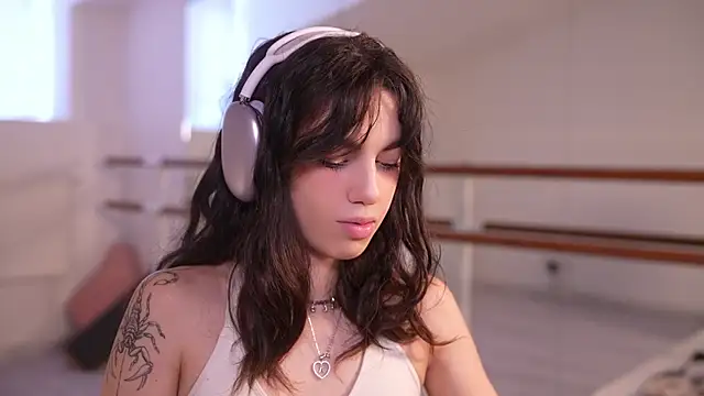 Snapshot of mystica_ chatting on October 10, 8:57 am mystica online show from October 10, 8:57 am