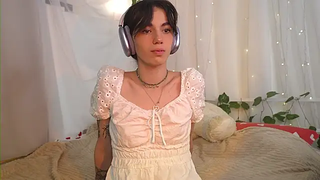 Snapshot of mystica_ chatting on October 13, 8:03 am mystica online show from October 13, 8:03 am