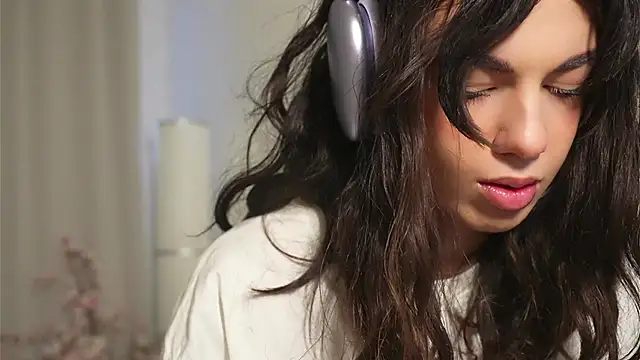 Snapshot of mystica_ chatting on October 21, 9:43 am mystica online show from October 21, 9:43 am