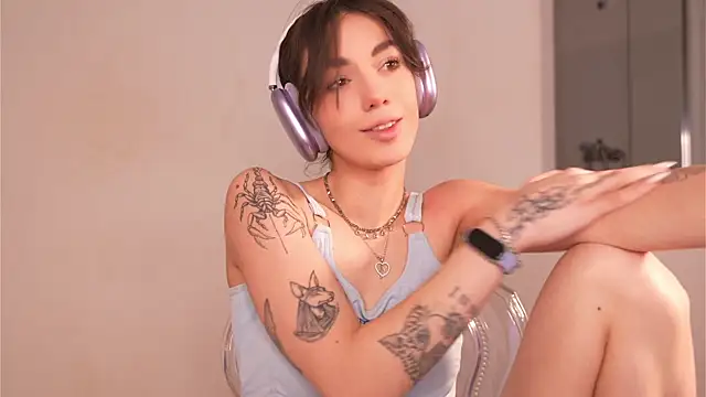 Snapshot of mystica_ chatting on October 22, 8:58 am mystica online show from October 22, 8:58 am