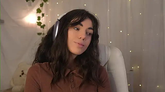 Snapshot of mystica_ chatting on October 28, 10:08 am mystica online show from October 28, 10:08 am