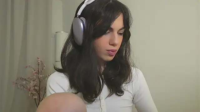 Snapshot of mystica_ chatting on November 7, 11:32 am mystica online show from November 7, 11:32 am