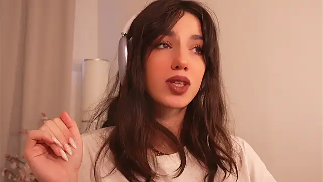 Snapshot of mystica_ chatting on November 19, 8:47 am mystica online show from November 19, 8:47 am