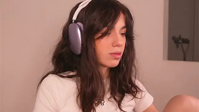 Snapshot of mystica_ chatting on November 24, 9:20 am mystica online show from November 24, 9:20 am