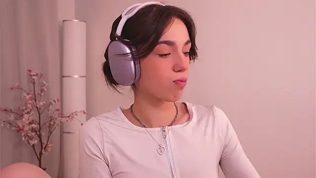 Snapshot of mystica_ chatting on November 27, 8:49 am mystica online show from November 27, 8:49 am