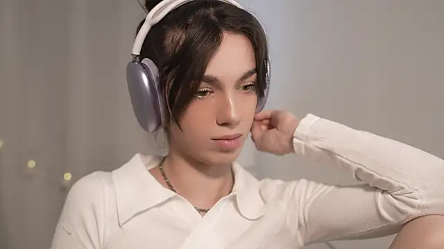 Snapshot of mystica_ chatting on November 28, 9:12 am mystica online show from November 28, 9:12 am