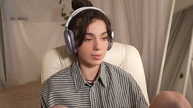 Snapshot of mystica_ chatting on November 29, 12:08 pm mystica online show from November 29, 12:08 pm