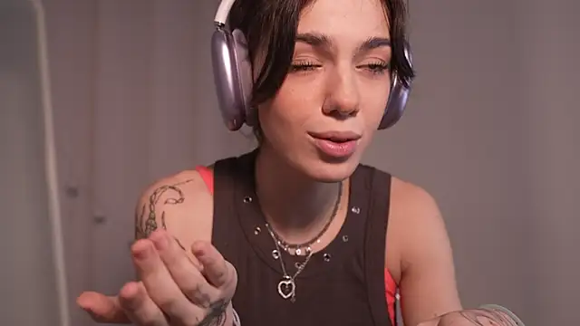 Snapshot of mystica_ chatting on December 1, 9:36 am mystica online show from December 1, 9:36 am