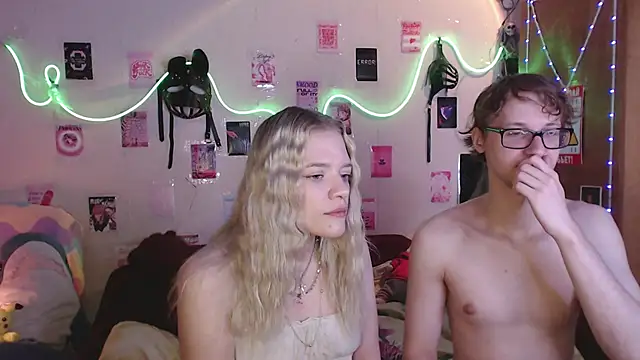 Snapshot of Your_Horny_Friends chatting on September 13, 11:21 am Your Horny Friends online show from September 13, 11:21 am