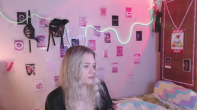 Snapshot of Your_Horny_Friends chatting on September 30, 11:59 am Your Horny Friends online show from September 30, 11:59 am