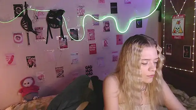 Snapshot of Your_Horny_Friends chatting on November 1, 2:19 pm Your Horny Friends online show from November 1, 2:19 pm