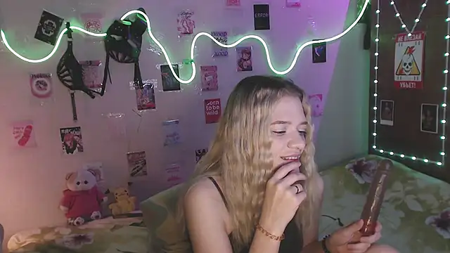 Snapshot of Your_Horny_Friends chatting on November 4, 1:21 pm Your Horny Friends online show from November 4, 1:21 pm