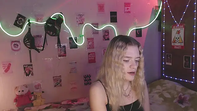 Snapshot of Your_Horny_Friends chatting on November 5, 10:26 am Your Horny Friends online show from November 5, 10:26 am