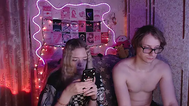 Snapshot of Your_Horny_Friends chatting on November 22, 3:22 pm Your Horny Friends online show from November 22, 3:22 pm