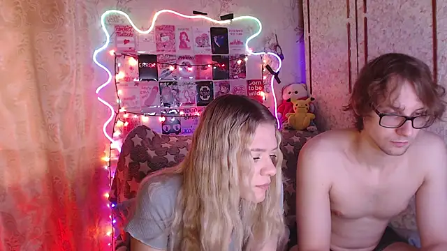 Snapshot of Your_Horny_Friends chatting on November 25, 9:20 am Your Horny Friends online show from November 25, 9:20 am