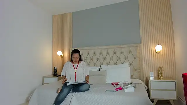 Hera goddesss online show from October 17, 8:11 pm