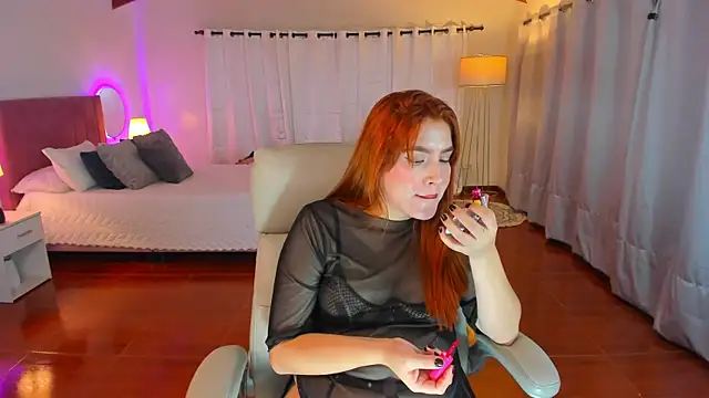 Snapshot of karla_hill_28 chatting on October 31, 4:35 am karla hill 28 online show from October 31, 4:35 am