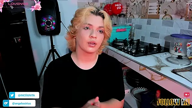 Snapshot of adam_angelssss chatting on November 18, 9:30 pm adam angelssss online show from November 18, 9:30 pm