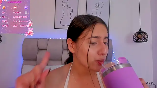 Snapshot of Hanna_Evans__ chatting on January 6, 12:31 pm Hanna Evans online show from January 6, 12:31 pm