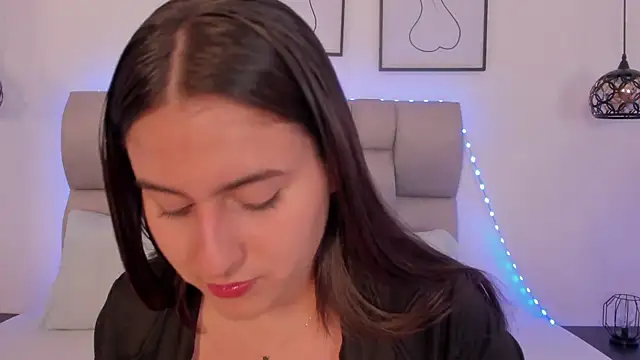 Snapshot of Hanna_Evans__ chatting on February 4, 12:44 pm Hanna Evans online show from February 4, 12:44 pm