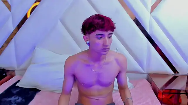 Snapshot of LauryAndNarem69 chatting on March 21, 10:17 pm LauryAndNarem69 online show from March 21, 10:17 pm