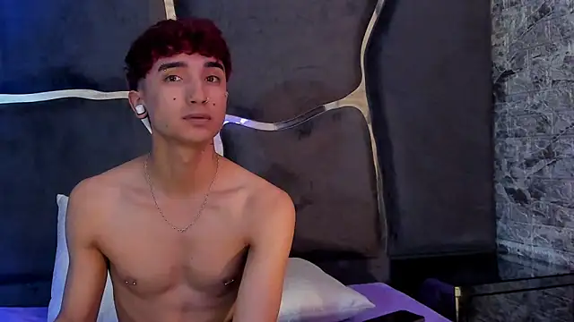 Snapshot of LauryAndNarem69 chatting on March 22, 3:09 pm LauryAndNarem69 online show from March 22, 3:09 pm