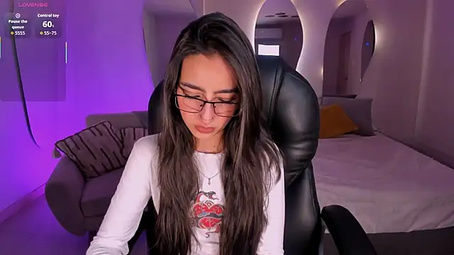 Snapshot of LarisaSmirnov chatting on December 5, 3:37 am LarisaSmirnov online show from December 5, 3:37 am