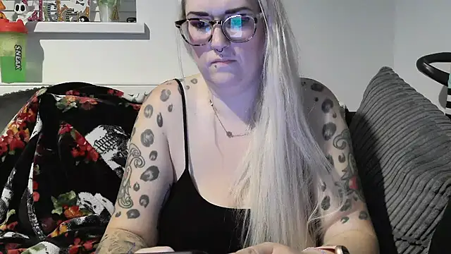 Snapshot of Sizzling_Indie36 chatting on October 31, 1:06 am Sizzling Indie36 online show from October 31, 1:06 am