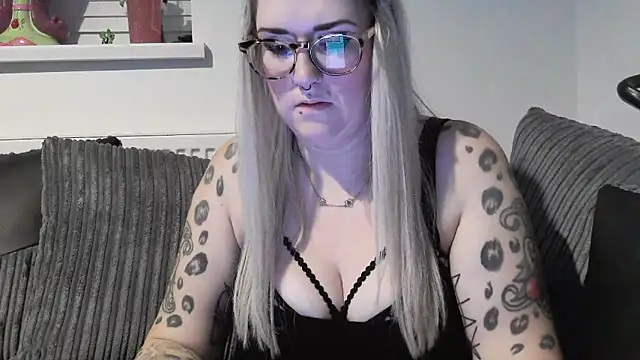 Snapshot of Sizzling_Indie36 chatting on November 15, 8:49 pm Sizzling Indie36 online show from November 15, 8:49 pm