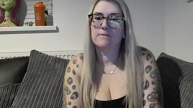 Snapshot of Sizzling_Indie36 chatting on November 22, 11:04 pm Sizzling Indie36 online show from November 22, 11:04 pm