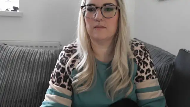 Snapshot of Sizzling_Indie36 chatting on November 25, 12:27 pm Sizzling Indie36 online show from November 25, 12:27 pm