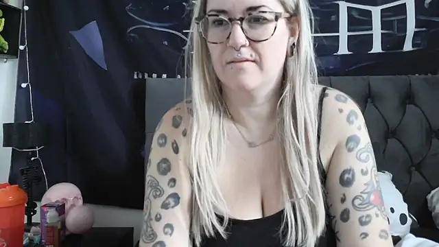 Snapshot of Sizzling_Indie36 chatting on December 14, 12:10 pm Sizzling Indie36 online show from December 14, 12:10 pm