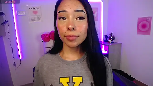 Emilybutterfly1 online show from September 9, 1:05 am