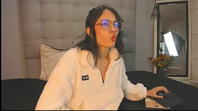 Snapshot of Moon__April chatting on November 24, 7:24 pm Moon April online show from November 24, 7:24 pm