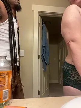 Snapshot of thegenie101 chatting on November 8, 11:32 am thegenie101 online show from November 8, 11:32 am