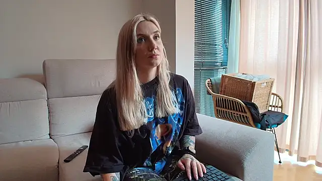 tattoobbgirl online show from April 11, 1:15 pm