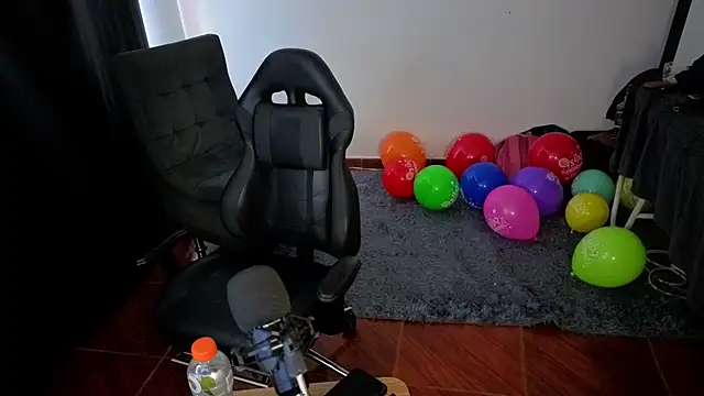 Snapshot of Aaron_malikk chatting on September 17, 5:25 pm Aaron malikk online show from September 17, 5:25 pm