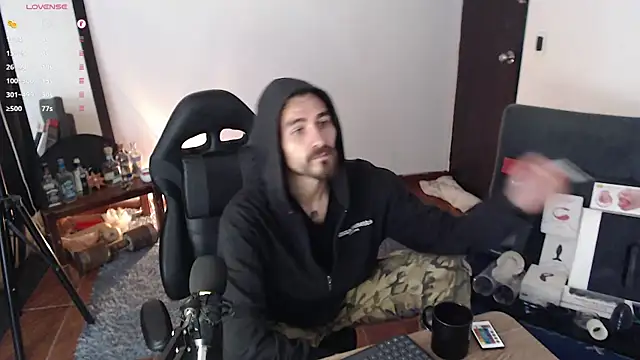 Snapshot of Aaron_malikk chatting on October 21, 12:39 pm Aaron malikk online show from October 21, 12:39 pm