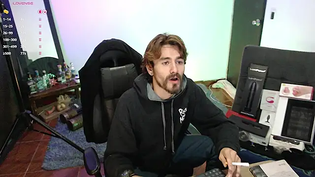 Snapshot of Aaron_malikk chatting on October 24, 1:57 am Aaron malikk online show from October 24, 1:57 am