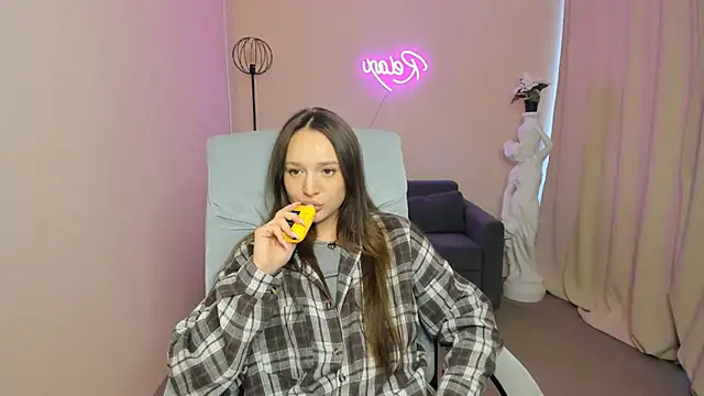 LynnaCurvin online show from March 18, 8:47 am