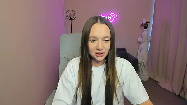 LynnaCurvin online show from March 19, 12:12 pm